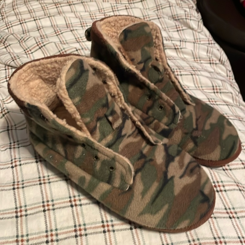 Men's size 7-8 camo slippers
